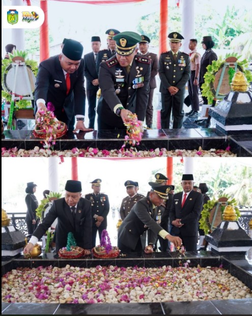 Tebo, 10 November 2025 – Dalam rangka memperingati Hari Pahlawan ke-80 Tahun 2025, Pemerintah Kabupaten Tebo menggelar Upacara Ziarah Makam Pahlawan yang berlangsung di Taman Makam Pahlawan (TMP) Sultan Thaha Syaifuddin Kabupaten Tebo, Senin (10/11). Upacara tersebut dipimpin oleh Dandim 0416/Bungo Tebo Letkol Inf Dedi Pungki Irwanto, S.IP., M.Ipol., selaku Inspektur Upacara, dan diikuti oleh Bupati Tebo Agus Rubiyanto, S.E,M.M, unsur Forkopimda, jajaran TNI/Polri, ASN, pelajar, serta berbagai elemen masyarakat.