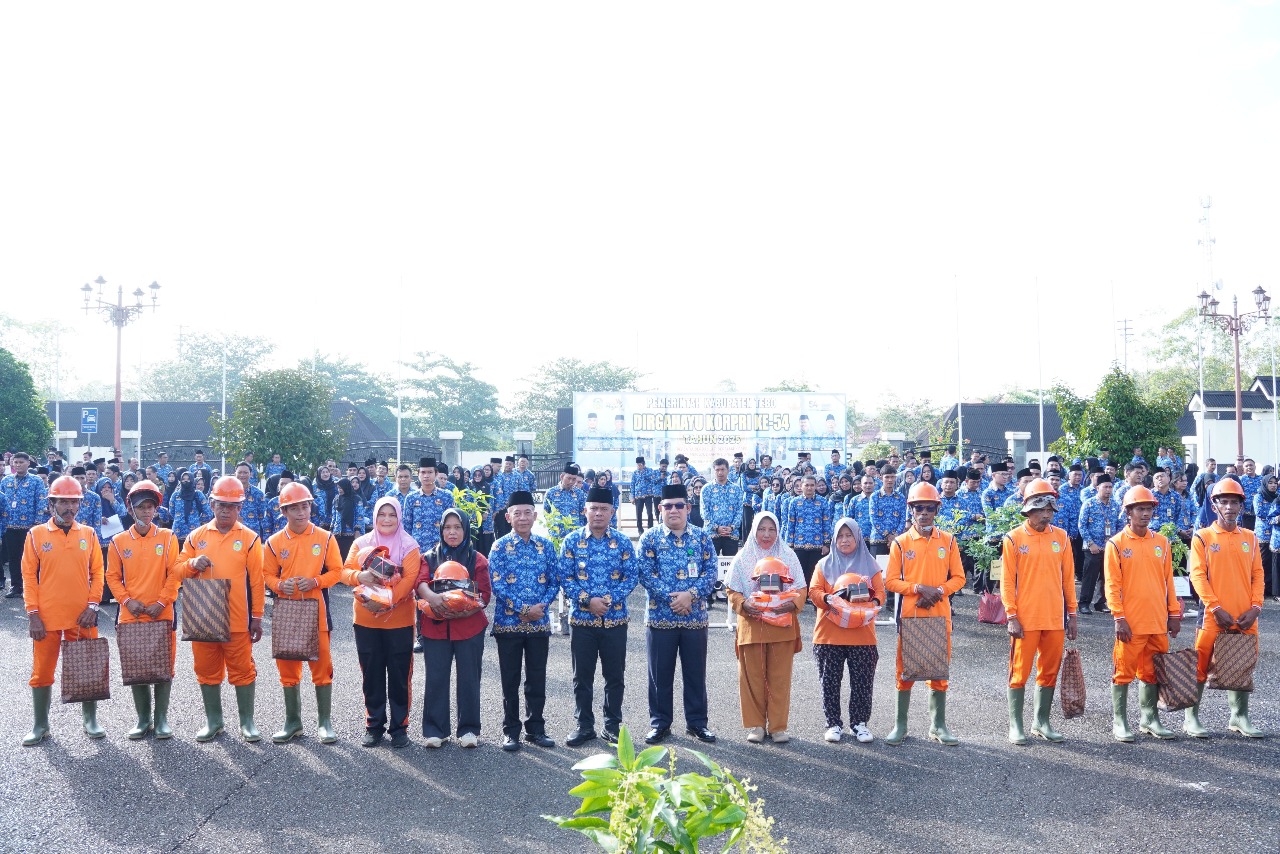 Melaksanakan Upacara dalam Rangka HUT KORPRI KE -54 dan Hari Kesehatan Nasional ke -61